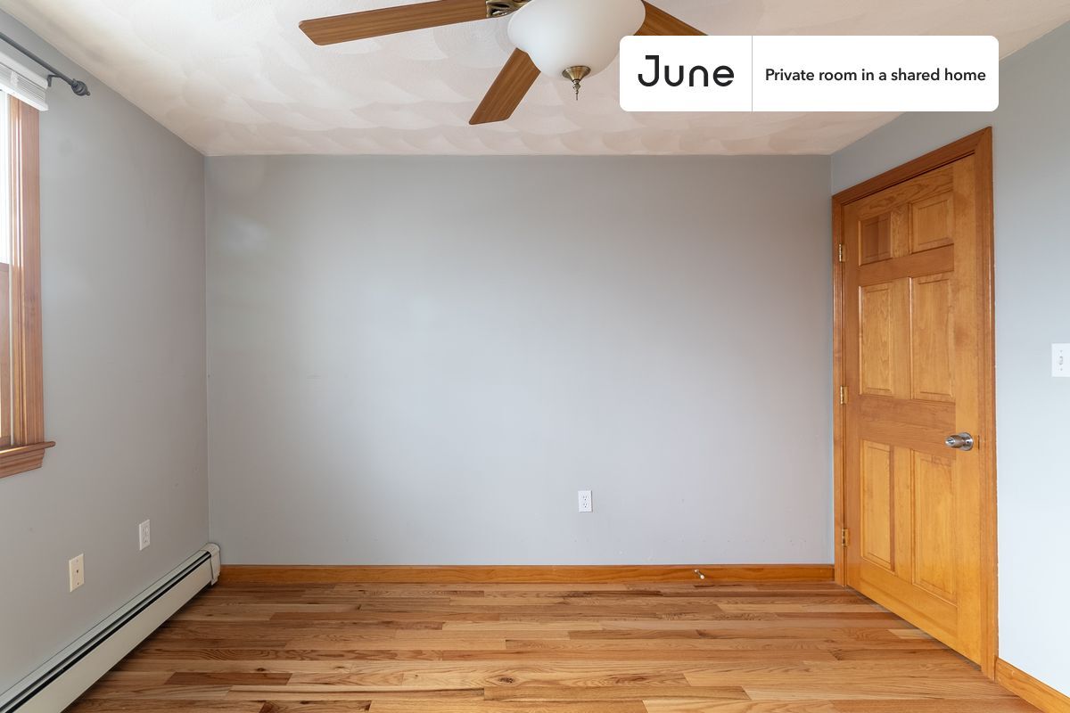 Building Photo - Private bedroom in 5 bed/2 bath Home