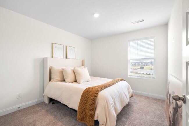 Building Photo - FOR LEASE- TOWNHOME IN THE PRESERVE AT BELLE POINTE!