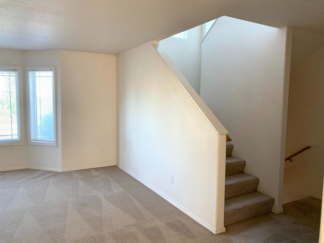 Building Photo - MOVE IN SPECIAL! Spacious 2 Bedroom, 2.5 b...