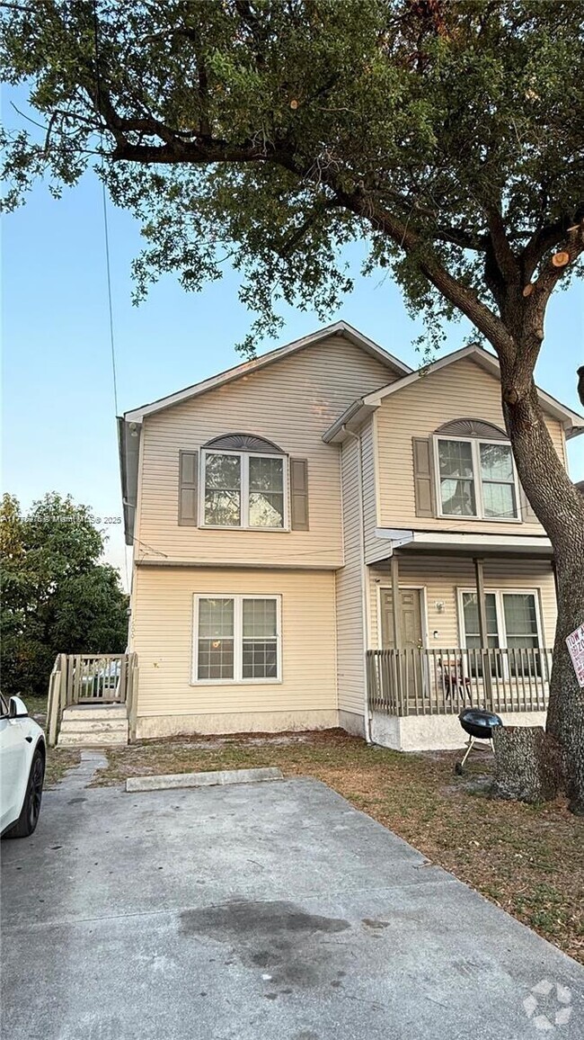 Building Photo - 1600 SW 44th Ave