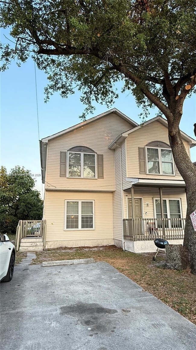 Primary Photo - 1600 SW 44th Ave