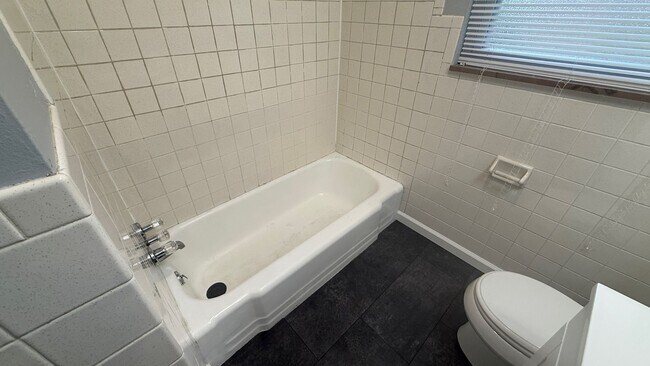 Building Photo - Single Family Three Bedroom in South Hills