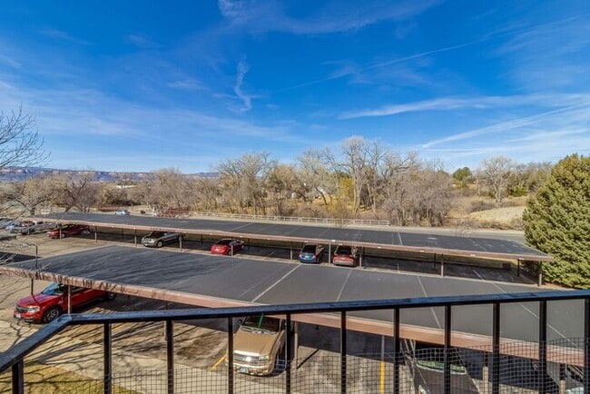 Building Photo - Bright & Spacious 1BD/1BA Top-Floor Unit w...