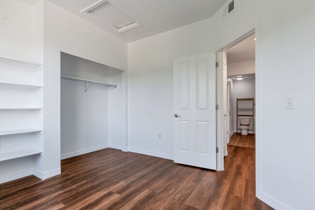 Building Photo - Stylish Longmont Condo with Vaulted Ceilings and Modern Upgrades