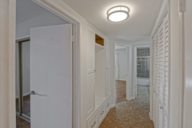 Building Photo - RECENTLY REMODELED, BRIGHT & AIRY 3BR2BA G...