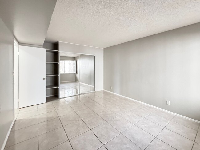 Building Photo - 1420 E Vegas Valley Dr