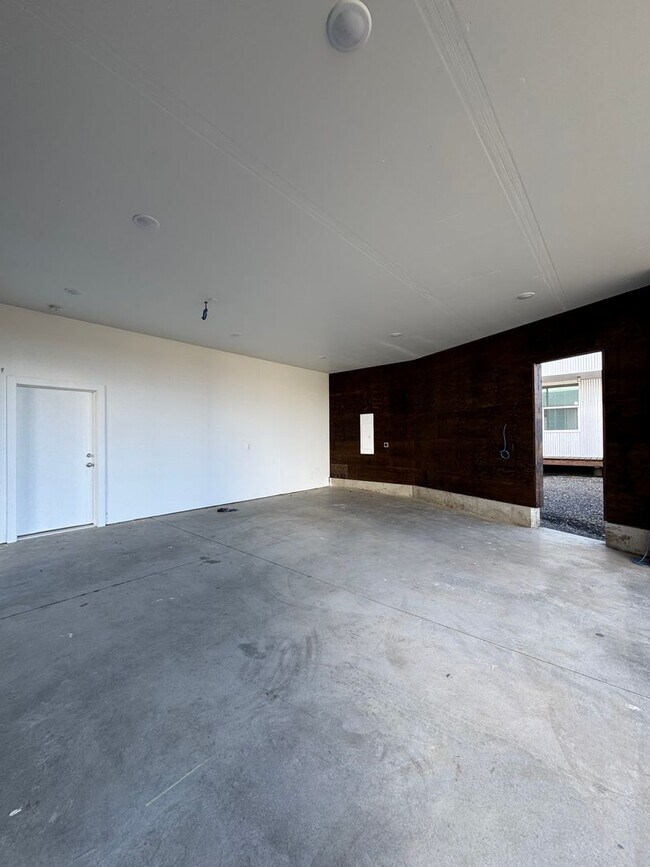 Building Photo - Charming 1-Bedroom, 1-Bath Rental with Expansive Garage