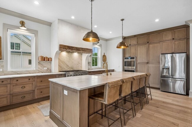 Building Photo - Beautiful 5 Bedroom Marshside Home