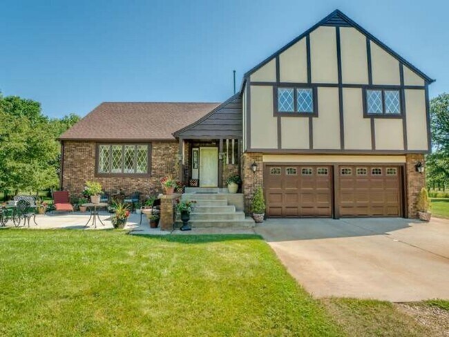 Primary Photo - Beautiful 4 Bedroom 3 Bathroom Home With 2...