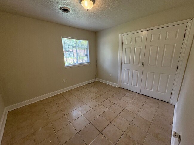 Building Photo - 3 Bed/1.5 Bath in Westland Plaza