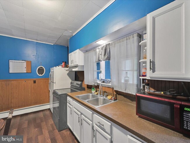 Building Photo - 211 Lincoln Ave