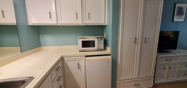 Building Photo - 2555 Tamiami Trl N