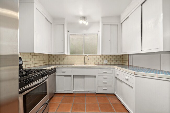 Building Photo - 6148 Glen Holly St