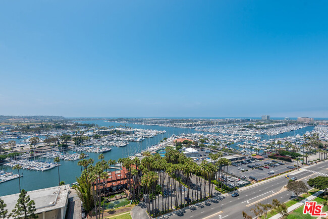 Building Photo - 13600 Marina Pointe Dr