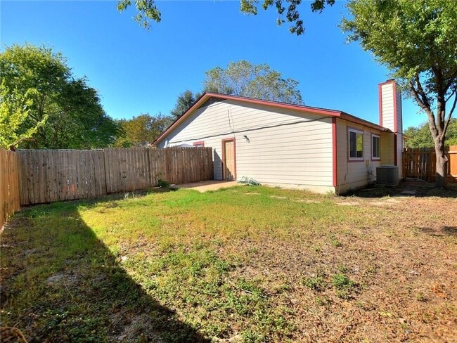 Building Photo - 8905 Pineridge Dr