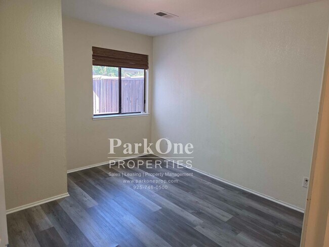 Building Photo - 384 Grovewood Loop N