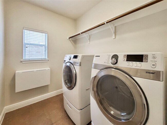 Building Photo - 14829 Fernhill Dr