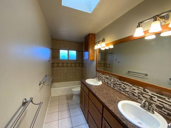 Building Photo - 5 Bedroom Home Available Near Wyoming Blvd NE & Comanche Rd NE!