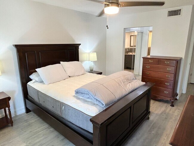 Building Photo - Updated 1 Bed/1.5 Bath Near the Beach! Great Amenities