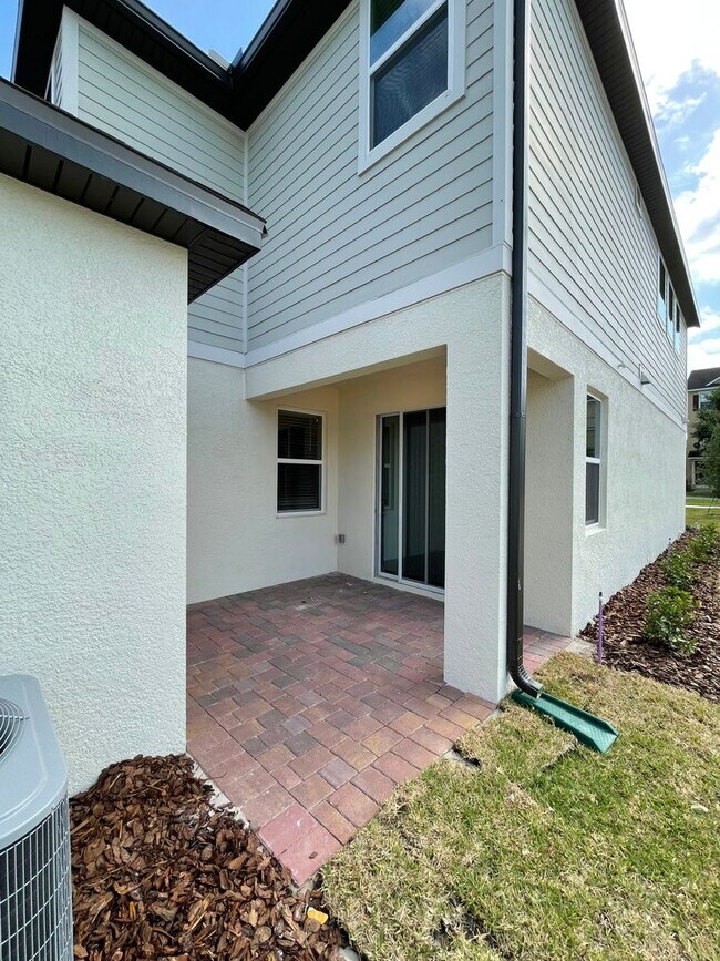 Building Photo - Spacious 3 Bedroom, 2.5 Bath Townhome in L...