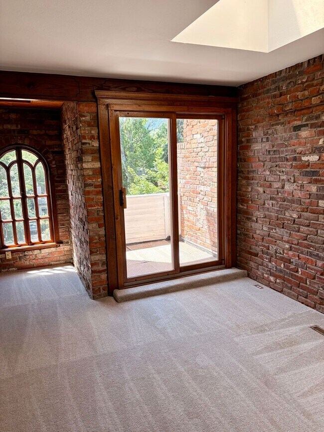Building Photo - Two Bedroom PLUS Bonus Room on the West End of Pearl Street