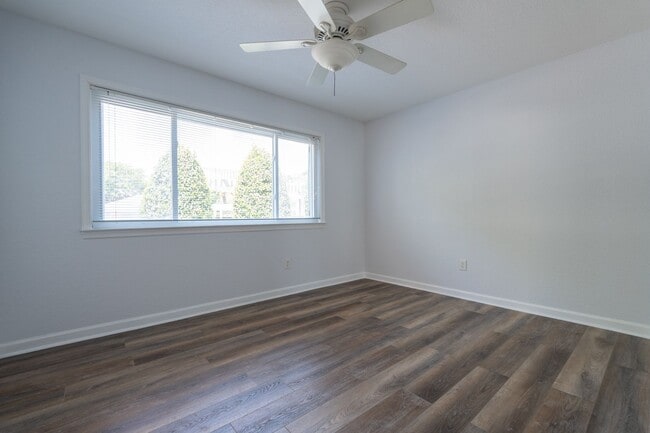 Building Photo - MOVE IN READY 2-bedroom in Virginia Beach!