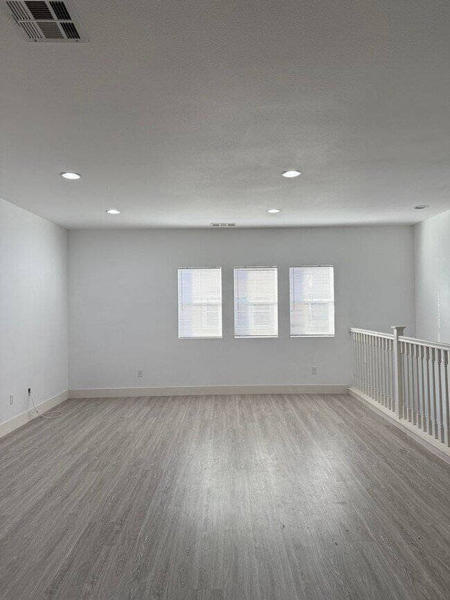 Building Photo - Spacious 4Bed/4Bath