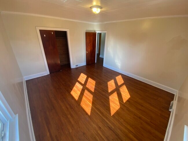 Building Photo - 1 Mills Ave NW