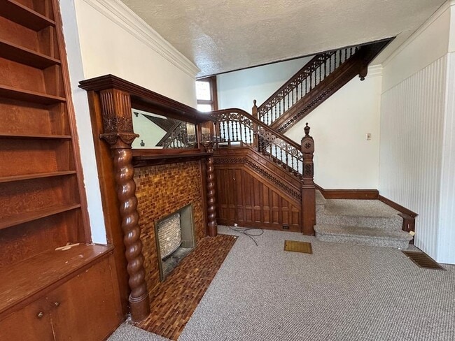 Building Photo - 116 W 2nd St