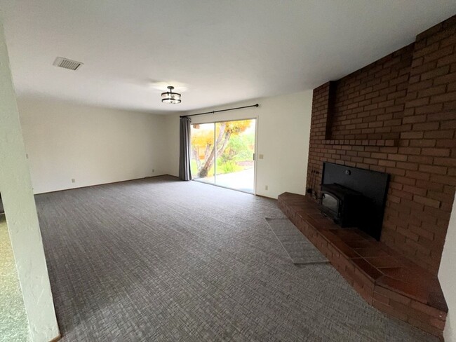 Building Photo - Large 3/2 Cutten Home With Bonus Room & 2 ...