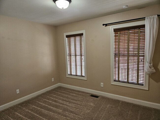Building Photo - 550 Orchard Falls Dr