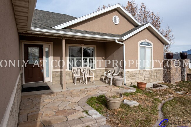 Building Photo - Attractive 4 Bed 3 Bathroom Home: Backing ...