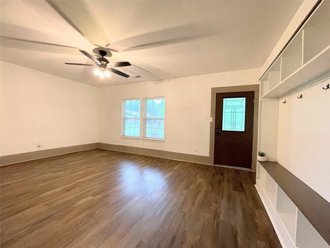 Building Photo - 210 Crescent Dr
