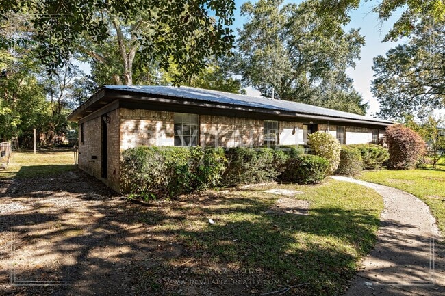 Building Photo - Updated 4 Bed 2 Bath Brick Home in West Mobile