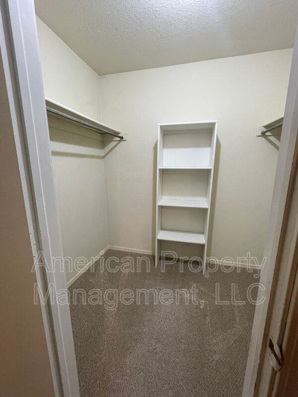 Building Photo - 4407 S Gum Ave