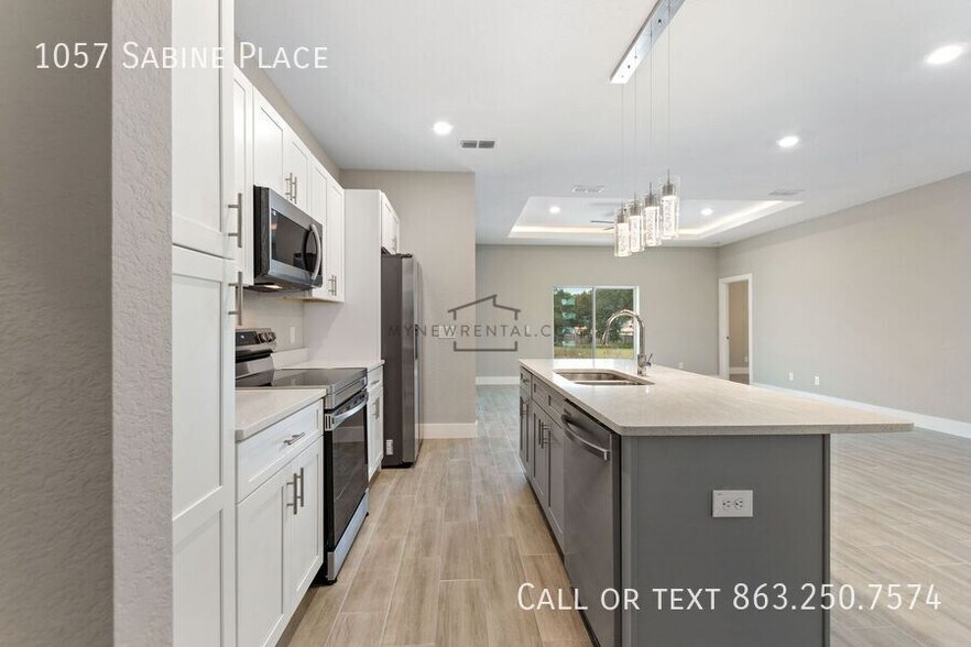 Building Photo - 1057 Sabine Pl
