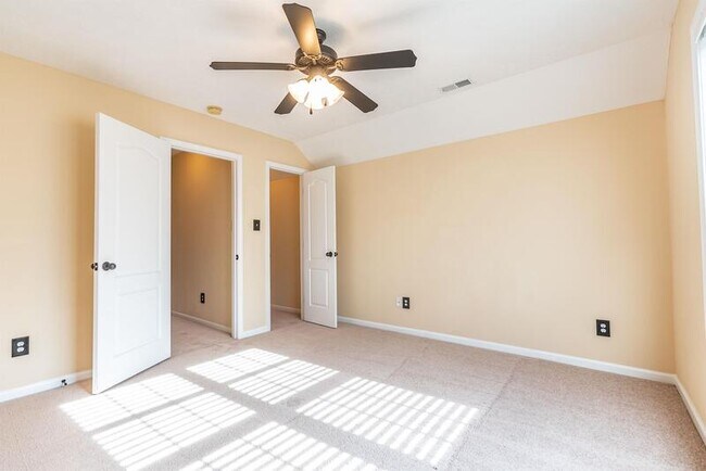 Building Photo - 389 Livingston Dr