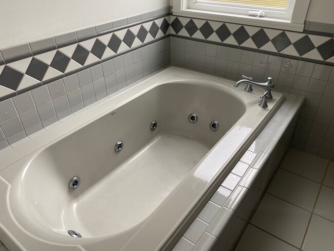 Building Photo - Arbor Lodge Bungalow!