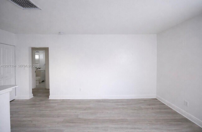 Building Photo - 1070 NE 80th St