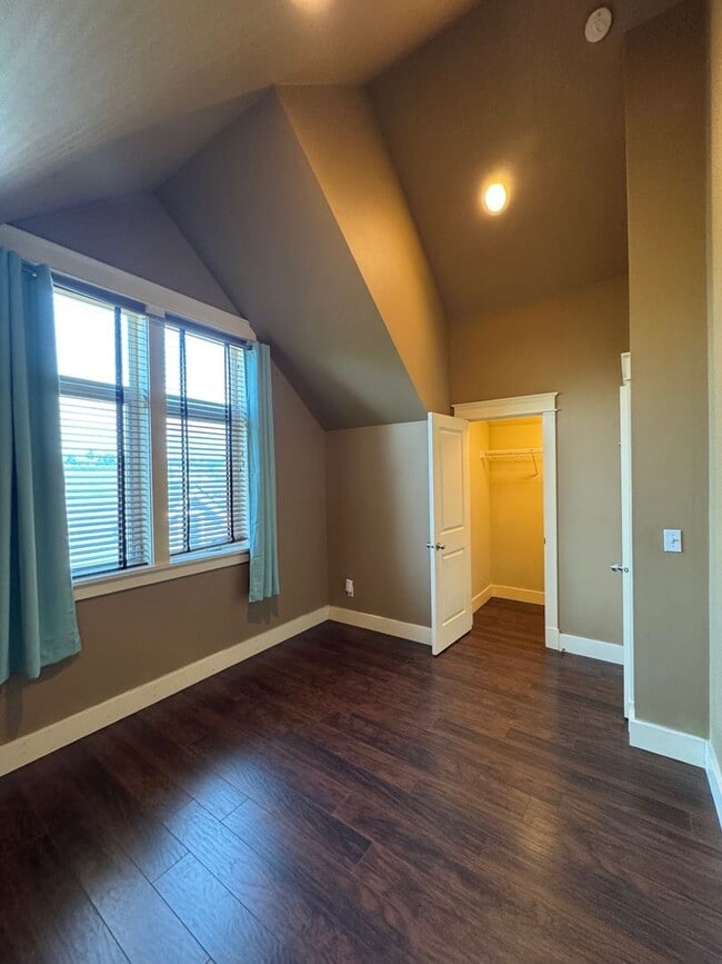 Building Photo - Cozy 3 bed 2.5 bath townhome on North Quee...