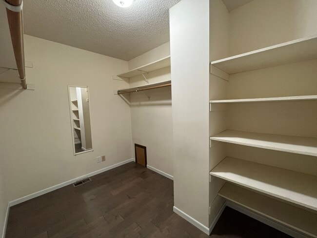 Building Photo - 2257 Oregon Ct