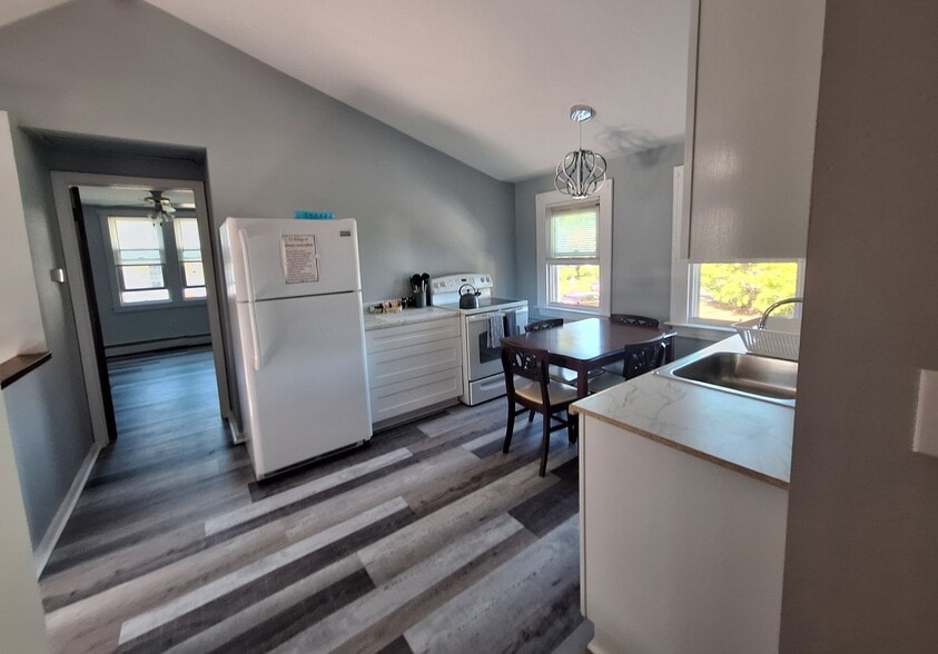 Building Photo - 125 Hemlock St