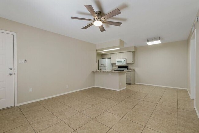 Building Photo - COMING SOON! Spacious 1 Bed 1 Bath Condo i...