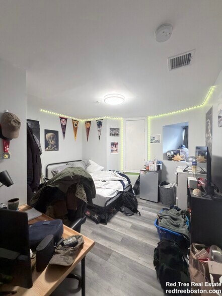 Building Photo - 156 Hillside St