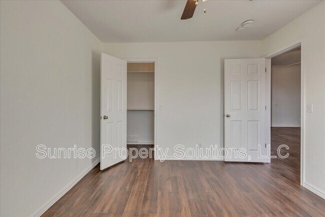 Building Photo - 217 Dollina Ct