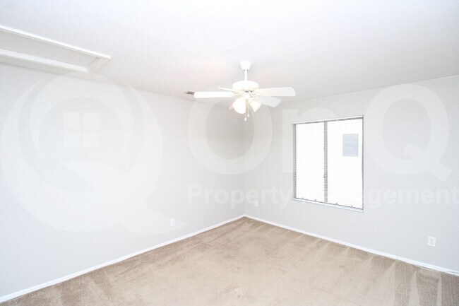 Building Photo - 490 W Ebony Way