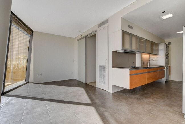 Building Photo - Veer Towers 1501E- 1Bd/1Ba Residence with Views of Waldorf Astoria/MGM/Airport