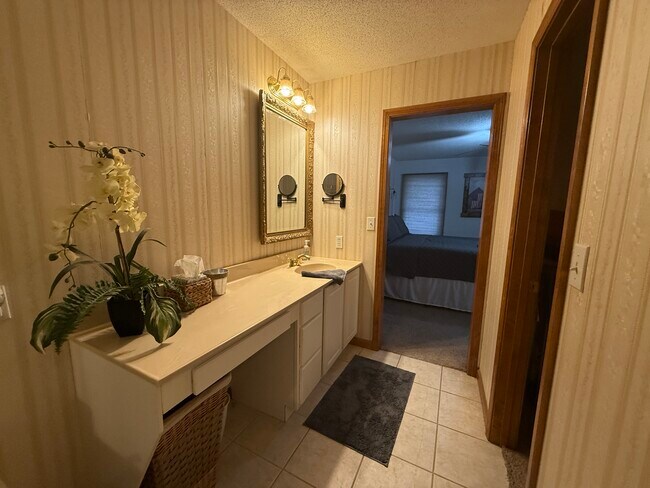 Building Photo - 917 Roddy Rd