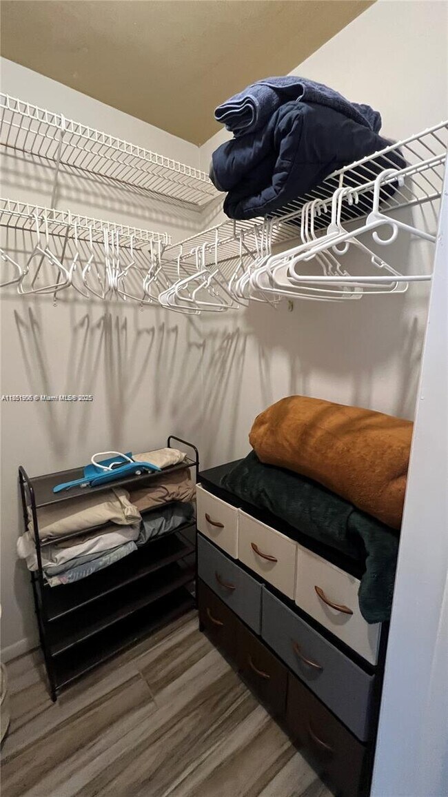 Building Photo - 941 Crystal Lake Dr