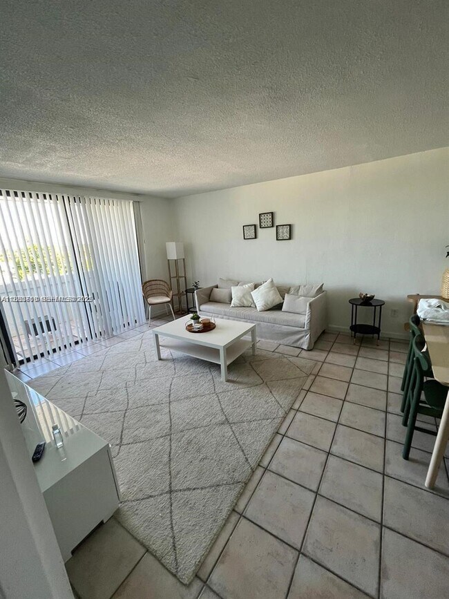 Building Photo - 2345 NE 135th St